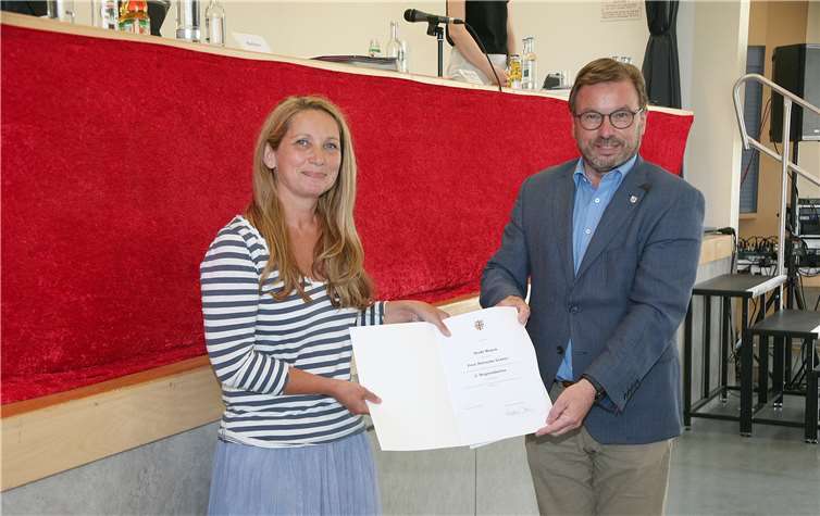 Oberbürgermeister Treis händigte Natascha Lentes nach der erfolgreichen Wahl und dem geleisteten Eid ihre Ernennungsurkunde aus.Foto: WE