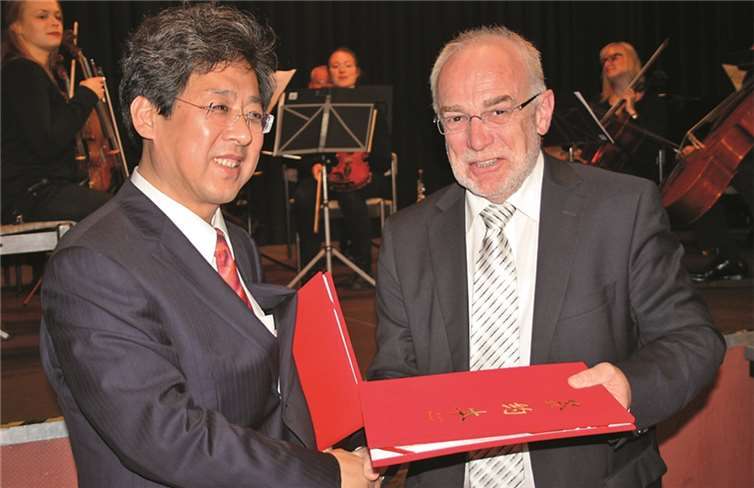 Oberbürgermeister Wang Tianqi und Oberbürgermeister Nikolaus Roth präsentieren die Partnerschaftsurkunde.