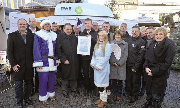 Oberbürgermeister Wolfgang Treis (2. v. r.) freute sich mit den Mitgliedern der Mayener Werbegemeinschaft über die Unterstützung der RWE bei der Umstellung auf eine energiesparende Weihnachtsbeleuchtung. privat