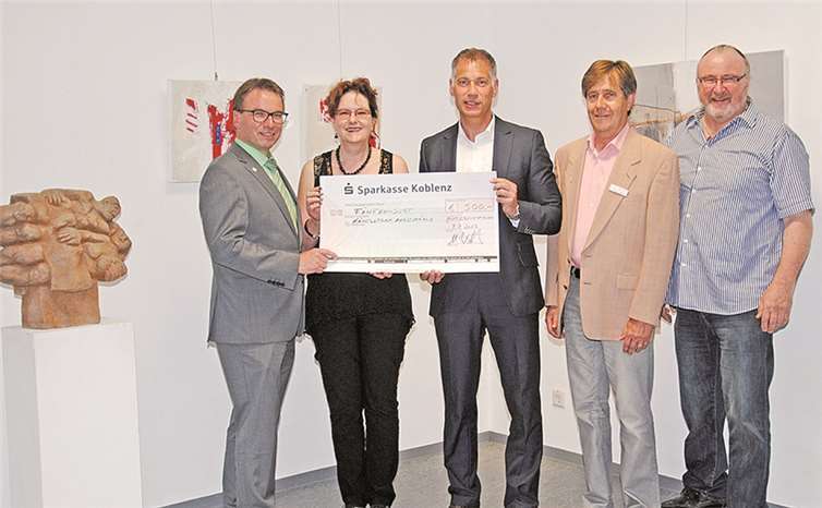 Oberbürgermeister Wolfgang Treis, Gisela Irmtrud Keiffenheim, Verlagsleiter Ralf Wirz, Büroleiter Wolfgang Theisen und Richard Frensch (v.l.n.r.) bei der Scheckübergabe im Alten Arresthaus. Sabine Neiß