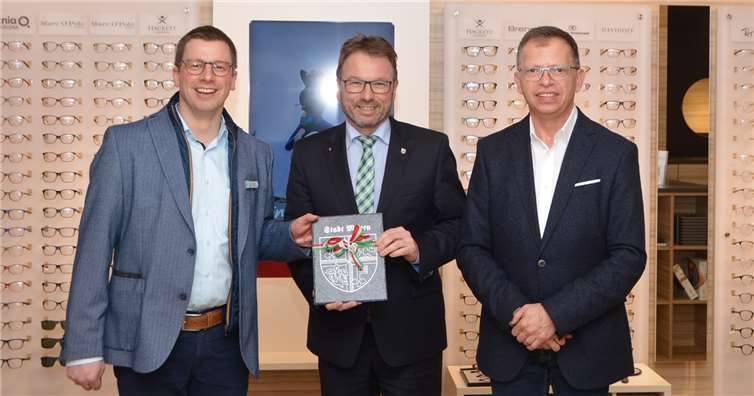 Neueröffnung „aktivoptik“ in der Marktstraße in Mayen Oberbürgermeister Wolfgang Treis (Mitte) gratulierte Filialleiter Frank Leisten (links) und Bereichsleiter Thomas Scholz zur Neueröffnung. Jacqueline Blang/Stadt Mayen
