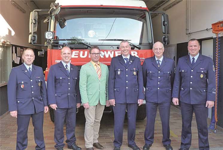 Oberbürgermeister Wolfgang Treis, die Wehrleitung, Musikzugführer Bernd Schmitz und der geehrte Hans Erich Meurer. Stadt Mayen