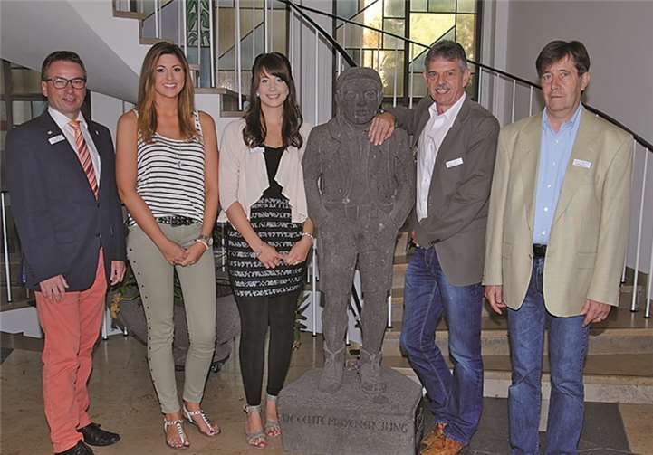 Oberbürgermeister Wolfgang Treis, die neue JAV Isabelle Kreft und ihre Vorgängerin im Amt Nadine Arif, Personalratsvorsitzender Herbert Keifenheim und Büroleiter Wolfgang Theisen (v.l.n.r.). Jasmin Franz