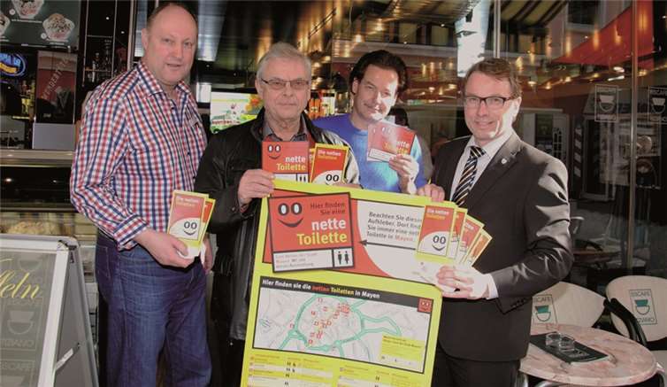 Oberbürgermeister Wolfgang Treis gibt zusammen mit den Mayener Gastronomen Tizziano Salvador und Horst Tonner sowie Marktmeister Horst Krämer (v.l.n.r.) den Startschuss zur Aktion „Nette Toilette“. Jasmin Franz