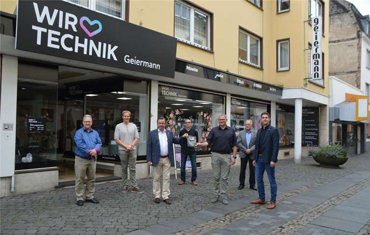 Oberbürgermeister Wolfgang Treis gratuliert Geschäftsleiter Markus Kahler und seinen Mitarbeitern. Foto: Jacqueline Blang/Stadt Mayen