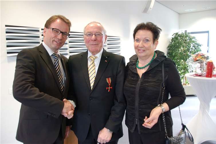 Oberbürgermeister Wolfgang Treis gratulierte Heinz Schäfer im Beisein seiner Ehefrau Cäcilie.