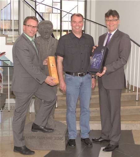 Oberbürgermeister Wolfgang Treis gratulierte im Beisein von Kreisbeigeordneten Burkhard Nauroth dem 15.000sten MY-Fahrer Kurt Wölwer. Stadt Mayen