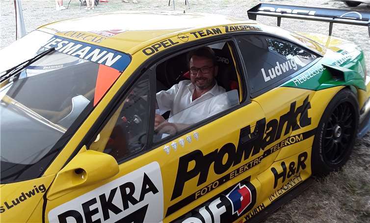 Oberbürgermeister Wolfgang Treis im Opel Calibra der Firma Zakspeed. Privat