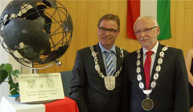Oberbürgermeister Wolfgang Treis mit Kvetoslav Tichavský bei den Feierlichkeiten anlässlich des 20-jährigen Partnerschaftsjubiläums 2014 in Mayen.Stadt Mayen