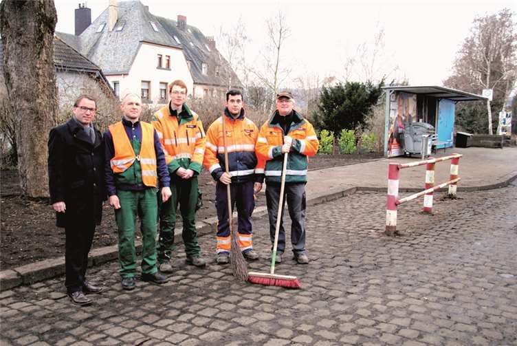 Oberbürgermeister Wolfgang Treis mit den Mitarbeitern des städtischen Betriebshofes vor Ort am Ostbahnhof. Jasmin Franz