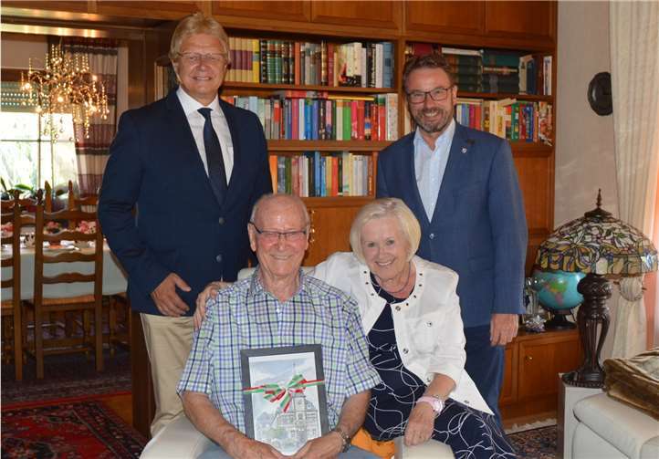 Hans und Helga Arenz feiern Diamantene Hochzeit Oberbürgermeister Wolfgang Treis (rechts) und der Kreisbeigeordnete Rolf Schäfer (links) mit dem Jubelpaar Arenz. Jacqueline Blang/Stadt Mayen