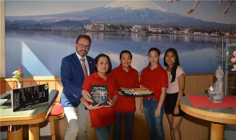 Oberbürgermeister Wolfgang Treis stattete dem Team von „Sakura Sushi“ in diesen Tagen einen Besuch ab. Jacqueline Blang/Stadt Mayen