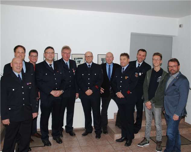 Oberbürgermeister Wolfgang Treis, stv. Wehrleiter Uli Walsdorf, Fachbereichsleiter Andreas Seiler und die Führung des Löschzuges Nitztal mit den geehrten Feuerwehrkamerad. Stadt Mayen