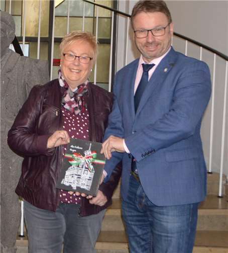 Oberbürgermeister Wolfgang Treis überreichte seiner Mitarbeiterin Christa Faber ein kleines Präsent zum Eintritt in den Ruhestand. Jacqueline Blang/Stadt Mayen