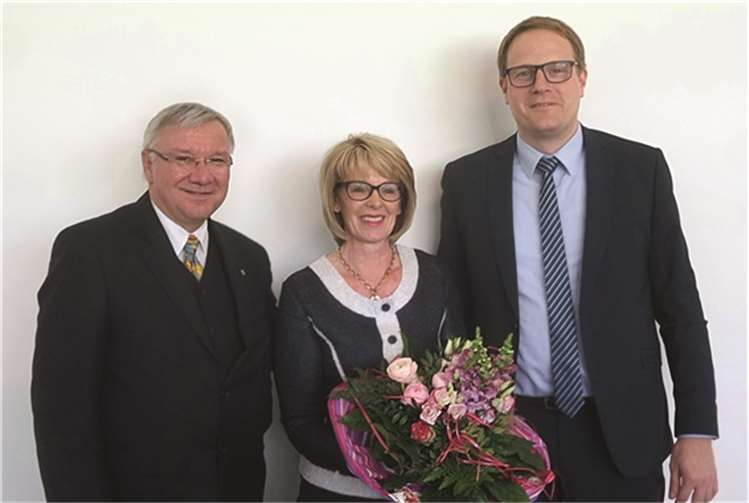 Oberbürgermeister der Stadt Koblenz, Prof. Dr. Joachim Hofmann-Göttig, die scheidende stellvertretende Werkleiterin Romy Zahren sowie den Werkleiter der Koblenz-Touristik, Claus Hoffmann (v.l.). Stadt Koblenz