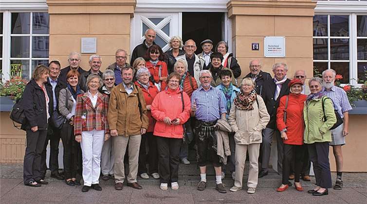Oberbürgermeisterin Angelika Gramkow, Schwerin (Mitte, oben 2.v.l.), begrüßte die Koblenzer BUGA-Freunde vor dem Rathaus. Anna Maria Schuster