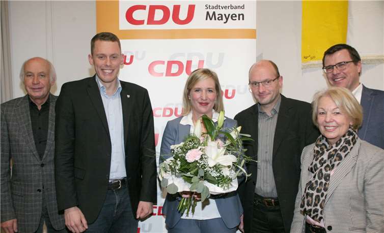 Oberbürgermeisterkandidatin Sandra Karduck (mit Blumen) und die Mitglieder der Findungskommission freuen sich über das einstimmige Ergebnis der CDU-Mitgliederversammlung.Fotos: WE