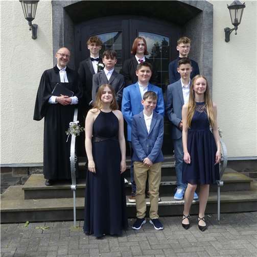 Jugendliche wurden konfirmiert Obere Reihe: Julius Horn, Neela Hahn, Rocko Danneil. Mittlere Reihe: Pfarrer Friedemann Bach, Fin Zingsheim, Joshua Ball, David Erken. Vordere Reihe: Tamika Marques Fernandes, Luis Bröcher, Nele Pramur. Foto: Jürgen Morche