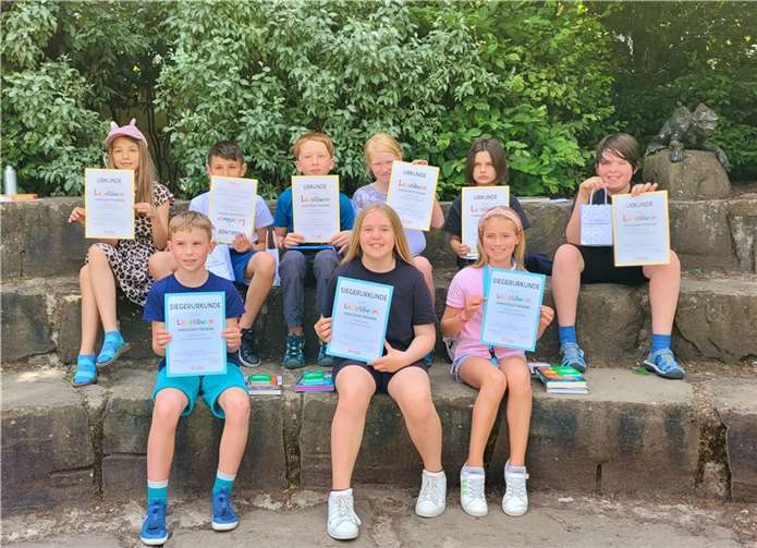 Obere Reihe: Selina Petri, Sinan Sonay, Felix Freese, Finja Konken, Leni Hölzer, Bernhard Klasen (alle Teilnehmerurkunden). Untere Reihe: David Hernandez (3. Platz), Lina Leicher (2. Platz) und Siegerin Lilly von Hahn (1. Platz).  Quelle: GS St. Martin