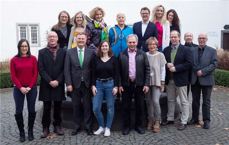 Obere Reihe v.l. Carolin Schmidt-Wygasch (Platz 13), Ulrike Bourry (Platz 11), Dr. Catharina Weichert (Platz 19), Sylvia Weber (Platz 17), Carl-Bernhard von Heusinger (Platz 8), Laura Martin Martorell (Platz 5), Ute Görgen (Platz 2). Untere Reihe v.l. Dr. Tabea Stötter (Platz 9), Detlef Knopp (Platz 14), Dr. Ulrich Kleemann (Platz 10), Lena Etzkorn (Platz 3), Hans-Peter Ackermann (Platz 1), Andrea Mehlbreuer (Platz 6), Uwe Diederichs-Seidel (Platz 4), Reinhard Alsbach (Platz 16), Gordon Gniewosz (Platz 12). Es fehlen: Marina Khan (Platz 7), Dr. Heike Rettig (Platz 15), Prof. Dr. Wolf-Andreas Liebert (Platz 18).Foto: Bündnis 90/Die Grünen Koblenz