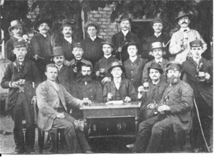 Obere Reihe v.l.: Karl Zeitz; Fritz Zeitz; Schäfer; Peter Schaback; Friedrich Zeitz; Wilhelm Kühn; Jakob Langhans. mittlere Reihe v.l.: Karl Menningen; Johannes Busch; Otto Reinhardt; Wilhelm Freund; Unbekannt; Friedrich Schaback; August Menningen. untere Reihe v.l. (sitzend): Hermann Mendel; Christian Alsdorf; Lehrer Klein (Dirigent); Johannes Ecker; Friedrich Melsbach.  Fotos: privat