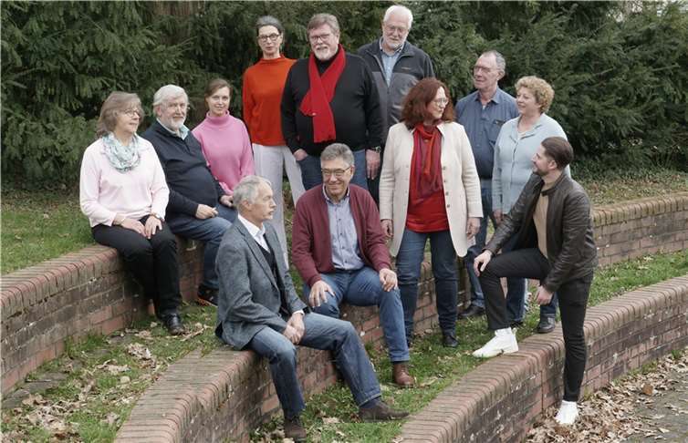 Obere Reihe v.l.: Sigrid Erdmann, Eggert Peters, Olga Ganis, Daniela Polz, Andreas Erdmann, Uwe Finke; untere Reihe v.l.: Wolfgang Wurm, Uli Eberhardt, Elisabeth Dietz-Bläsner, Jochem Keller Sigrid Keller und Jonas Finke.  Foto: SPD Höhr-Grenzhausen