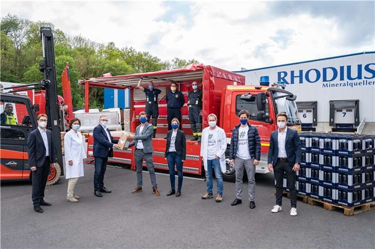 Obere Reihe v.l.n.r.: Tim Kunkel, Michael Zimmermann und Axel Polch von der Feuerwehr Kreis AWIm Stapler: Turgay Kocas (RHODIUS)Untere Reihe v.l.n.r.: Tino Hackenbruch (Leiter Wirtschaftsförderung), Amtsärztin Marianne Petzke, Landrat Dr. Jürgen Pföhler, Hannes Tack und Frauke Helf (beide geschäftsführende Gesellschafter RHODIUS), Franz-Josef Doll (Laborleitung RHODIUS), David Rombach (QM RHODIUS), Fabian Schneider (Koordinator „Corona“ Kreis AW)Foto: Bernhard Risse