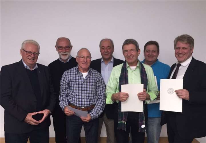 (Obere Reihe, von links) Karl-Heinz Wendling, Harald Annemaier und Martin Scherag sowie (untere Reihe, von links) Dieter Többen, Manfred Hoffmann, Oswald Pioschenski und Josef Scherag. privat