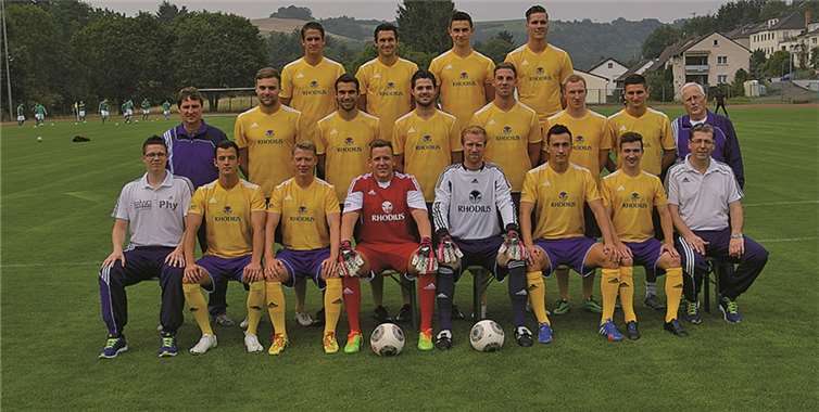 Obere Reihe (von links): Tobias Wirtz (Mittelfeld/C-Trainer), Matthias Hein (Mittelfeld), Yannick-Nils Distelrath (Mittelfeld), Norman Wermes (Mittelfeld); mittlere Reihe: Trainer Klaus Adams, Alexej Eberhardt (Abwehr), Florian Stein (Mittelfeld), Marco Liersch (Abwehr), Marius Kröner (Abwehr), Julius Fohr (Abwehr), Edis Alioglu (Mittelfeld), Platzwart Horst Merten; untere Reihe: Physiotherapeut David Ackermann, Ivan Bosauer (Mittelfeld), Richard von Klass (Abwehr), Thomas Kloppe (Torwart), Michael Berg (Torwart), Damir Mrkalj (Sturm), Maximilian Fichtl (Sturm), Abteilungsleiter Fußball Ralf Dünchel. Es fehlt: Stefan Krämer (Sturm). privat