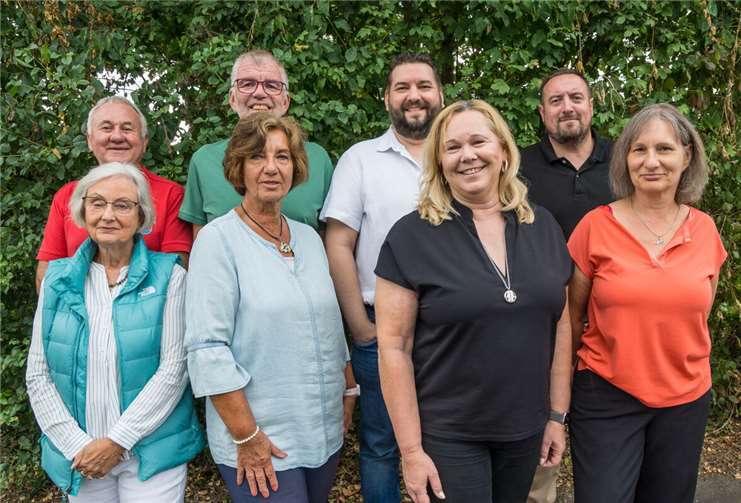 Obere Reihe von links: Vereinsmanager Klaus Höfer, Geschäftsführer Hajo Helf, Vorsitzender Mirko Menzenbach, Stellv. Vorsitzender Joffrey Will sowie untere Reihe von links: Mitarbeiterin Karin Mendling, Mitarbeiterin Astrid Schumann, Schatzmeisterin Micheala Weber, Stellv. Schatzmeisterin Andrea Elmers. Foto: SV Urmitz