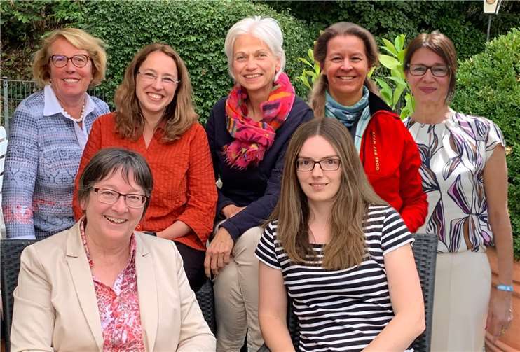 Obere Reihe von links nach rechts: Karin Staab (Kinder- und Familientherapeutin), Claudia Bräuer (Heilpraktikerin), Marietta Thien (Verlegerin Velbrück Verlagsgruppe), Angela Austermann (Hundetrainerin), Petra Funk (Heilpraktikerin und Kunsttherapeutin) sowie untere Reihe von links nach rechts: Gisela Hein (Consultant) und Nadine Maillefer (Werbe- und Grafikdesignerin). Foto: privat