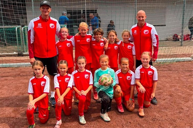 Obere Reihe(v.l.n.r) Trainer Manuel Handels, Lena B., Anna H.,Johanna M., Thea R.,Carla G., Trainer Dirk Müller, Untere Reihe (v.l.n.r) Emmi L., Alessia T., Emma H., Paula M.,Delia K.,Lina G.