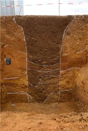 Oberes Teilprofil eines Schachtes des nordöstlichen Qanat-Strangs mit verschiedenen Einfüllschichten. Foto: GDKE, Direktion Landesarchäologie, Außenstelle Koblenz / M. Gensty