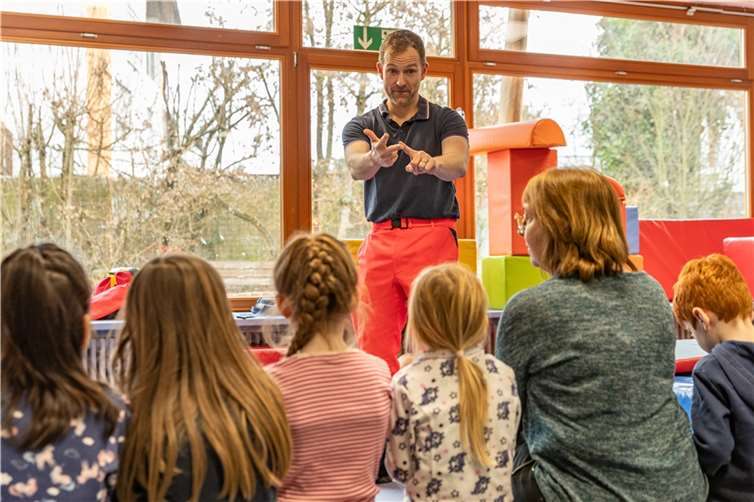 Oberfeldarzt Patrick T. erläutert den Kindern die W-Fragen bei einem Notruf.  Foto: Bundeswehr/Helmut von Scheven