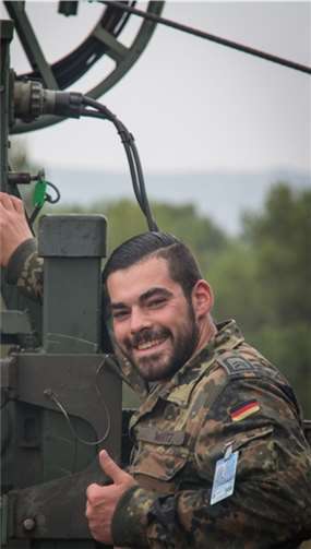 Oberfeldwebel Wirtz mit schwerem Gerät in Spanien. Foto: Emily Langer