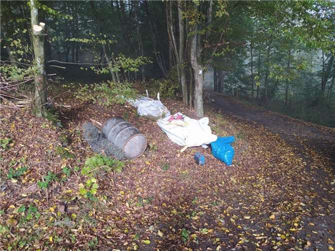 Illegal Asbest entsorgt Oberhalb der Bladernheimer Grillhütte wurden zwei „Big Bags“ mit vermutlich asbesthaltigen Dachplatten illegal im Wald entsorgt. Foto: