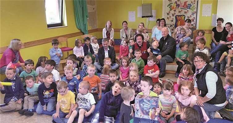 Oberhonnefeld. Im Mai besuchte die Kinder der aus Funk- und Fernsehen bekannte Zauberer Hardy in der Evangelischen Kindertagesstätte Oberhonnefeld. Mit verblüffenden Zaubertricks, bei denen vieles verschwand und mit Hokuspokus wieder auftauchte, begeisterte Hardy nicht nur die Kleinen.  Privat