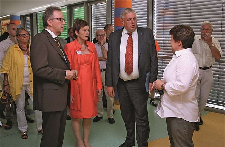 „Marienhaus Klinikum St. Elisabeth Neuwied hat Vorbildfunktion“ Oberin Therese Schneider (r.) und die kaufmännische Direktorin Claudia Hoffmann (2.v.l.) zusammen mit Bundestagsabgeordnetem Erwin Rüddel (l.) und CDA-Bundesvorsitzenden Karl-Josef Laumann (2.v.r.) bei der Führung durch die Kinderstation des Marienhaus Klinikum St. Elisabeth Neuwied.