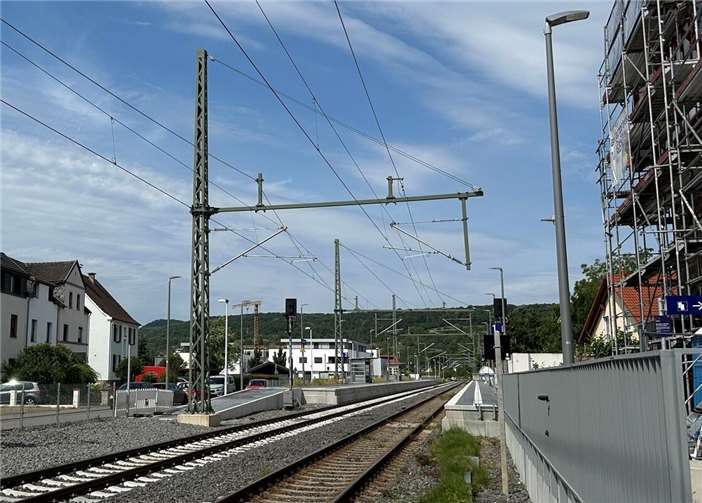 Oberleitungen im Bereich des Bahnhofs in Bad Bodendorf.  Foto: ROB