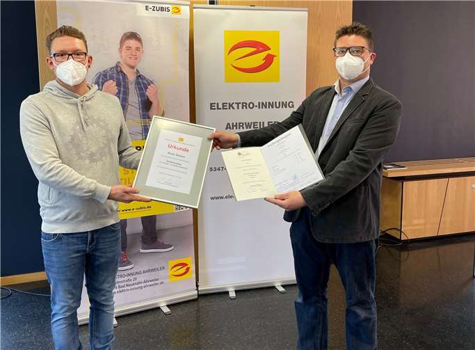 Obermeister Christian Müller freute sich, Robin Simonsdas Prüfungszeugnis persönlich zu überreichen.Foto: privat