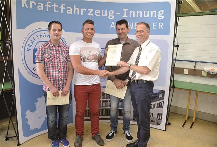 Obermeister Dirk Waldecker überreichte die Gutscheine an Pascal und Markus Persie sowie den drittplatzierten Rudi Seifen.-WM-