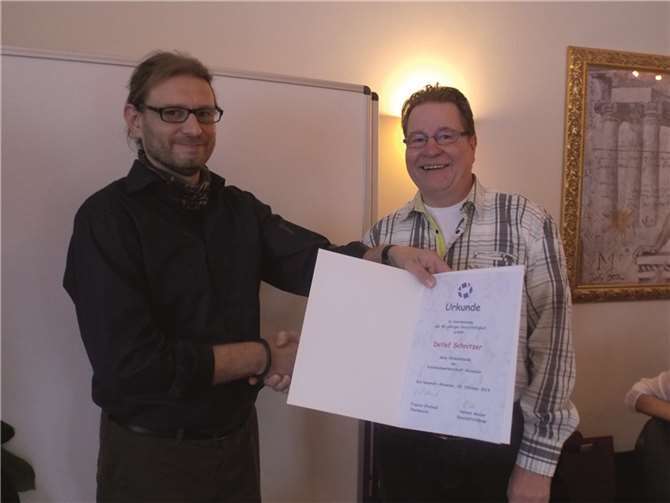 Obermeister Francois Etscheid ehrt Detlef Schnitzer mit der Übergabe der Urkunde. KHWS