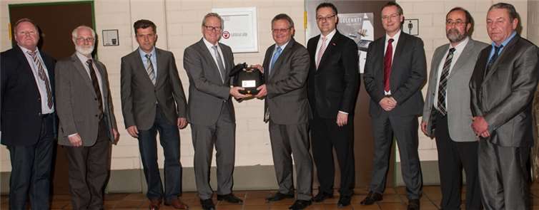 Obermeister Johannes Lauer überreicht den Leben rettenden Defibrillator an BBZ-Geschäftsführer Artur Wierschem im Kreis der Vorstandsmitglieder der Dachdeckerinnung des Rhein-Lahnkreises.privat