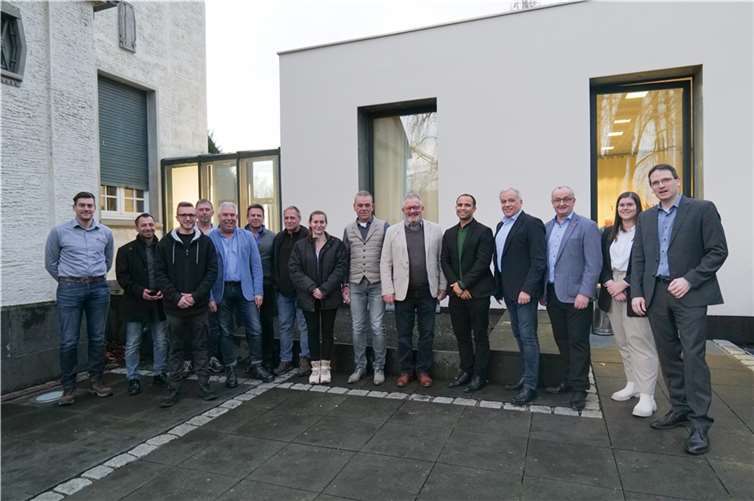 Obermeister Ralf Winn (4. v. l.) freute sich über rege Teilnahme. Als Gäste waren die Vertreter der Wirtschaftsförderugsgesellschaften der Stadt und des Kreises dabei: Alexandra Rünz und Harald Schmillen (rechts).  Foto: privat