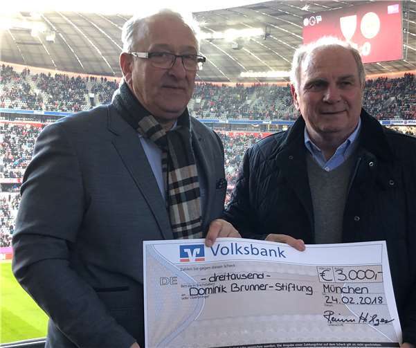 Obermeister Reiner Hilger überreichte den Spendenscheck persönlich an Uli Hoeneß. Foto: HK