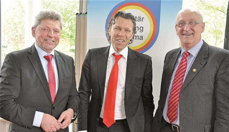 Obermeister Reiner Hilger und Landesinnungsmeister Helmut Gosert bedankten sich für den Vortrag bei Urs Meier (Mitte). AB
