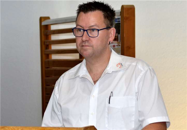 Obermeister der Tischler-Innung Roland Hofmann begrüßt die Gäste.