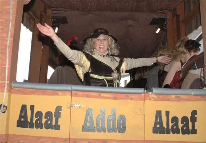 Obermöhn Andrea Thon-Stein und ihre jecken Damen hatten sich in den Wilden Westen aufgemacht und grüßten vom Saloon aus.