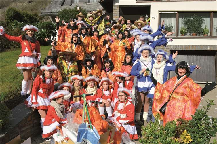 Obermöhn Andrea aus dem Land des Lächelns mit ihrem Gefolge.Privat