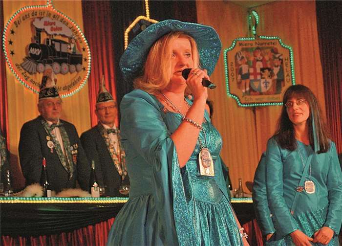 Obermöhn Andrea sang für Harald mit 17 Moselnixen ein selbst gedichtetes Lied.